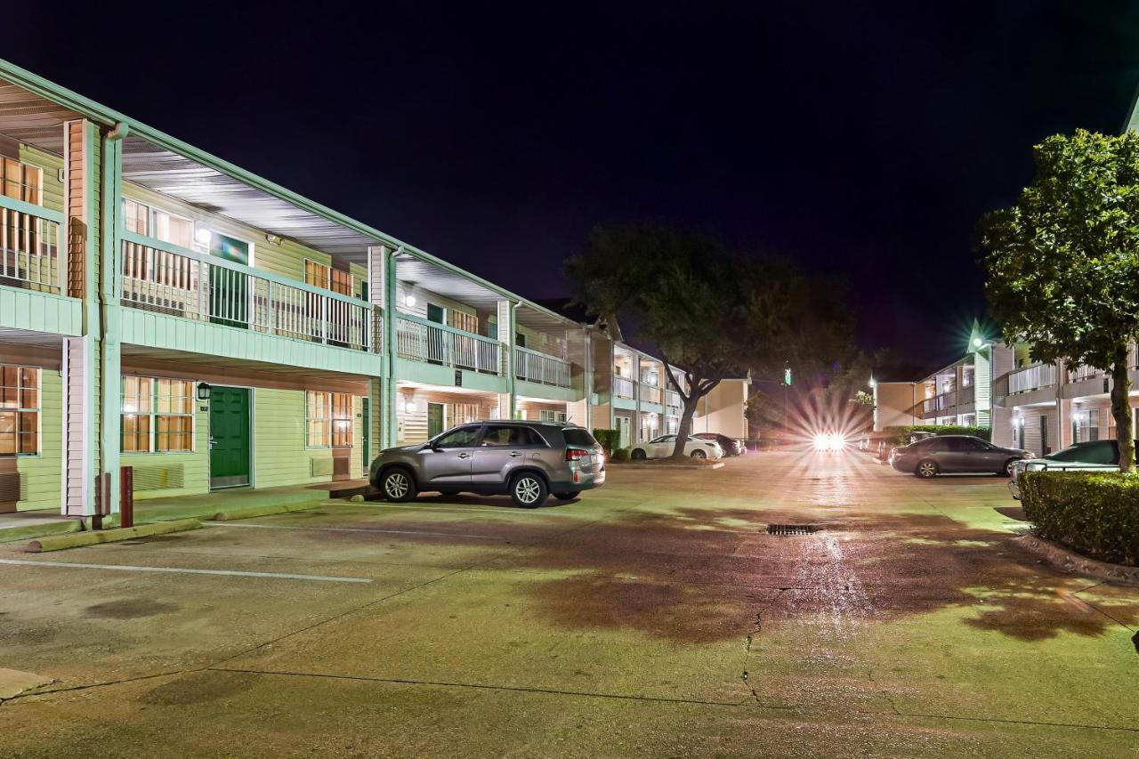 Hometowne Studios By Red Roof Dallas - North Addison - Tollway מראה חיצוני תמונה